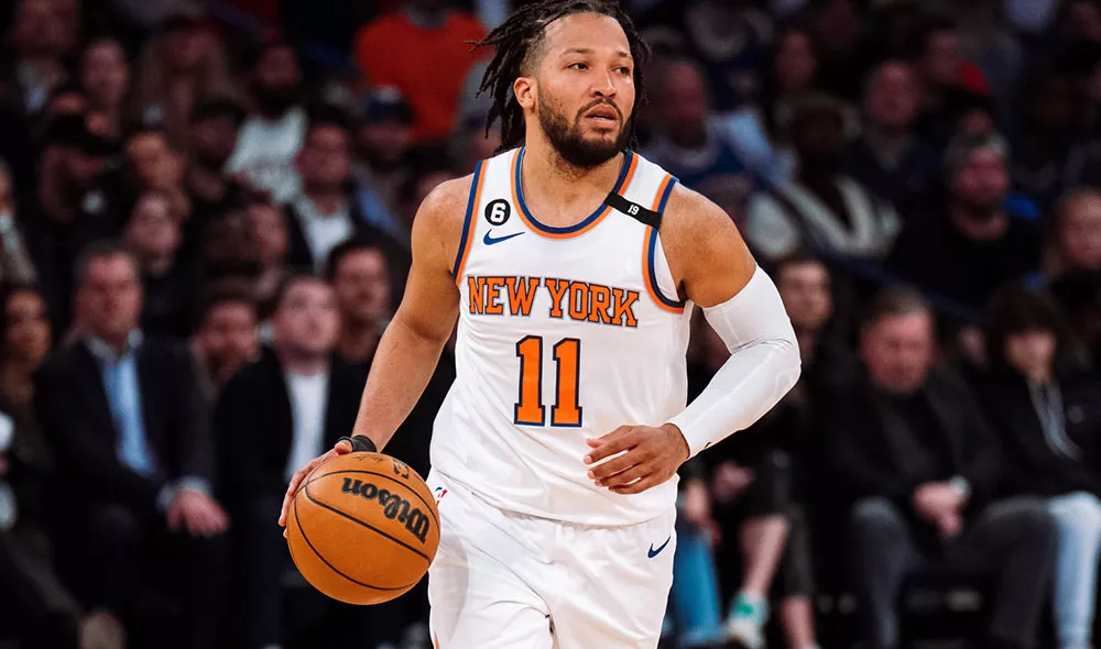 NY Knicks player Jalen Brunson playing basketball | Covenant House