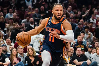 NY Knicks player Jalen Brunson playing basketball | Covenant House Youth Homelessness Awareness Month Supporter